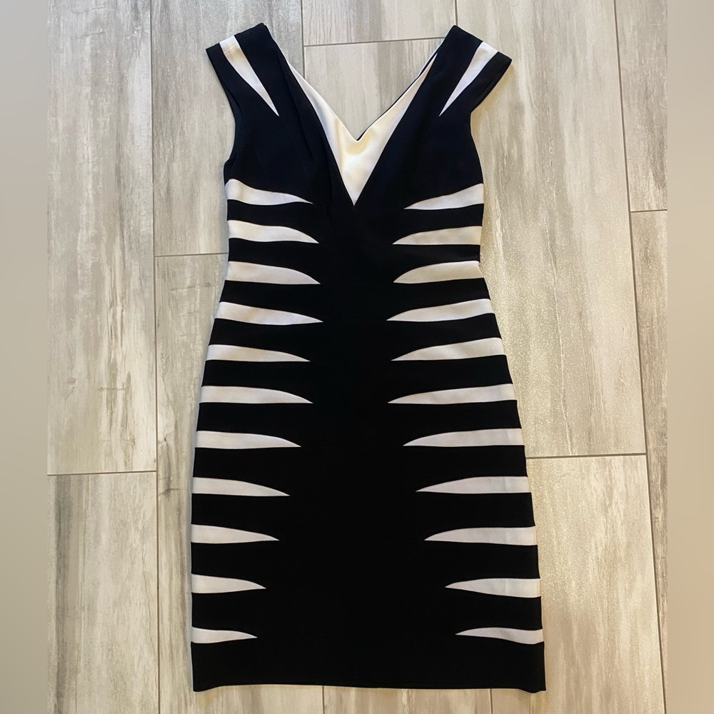 Joseph Ribkoff Black and White Geometric V-Neck and Back Sleeveless Dress size 6
